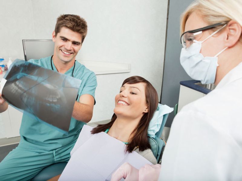 Bác sĩ thăm khám và chụp X-quang cho khách hàng 