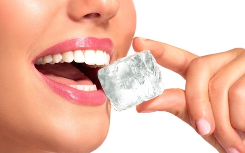 Cần hạn chế những thực phẩm dai cứng khi bọc răng sứ