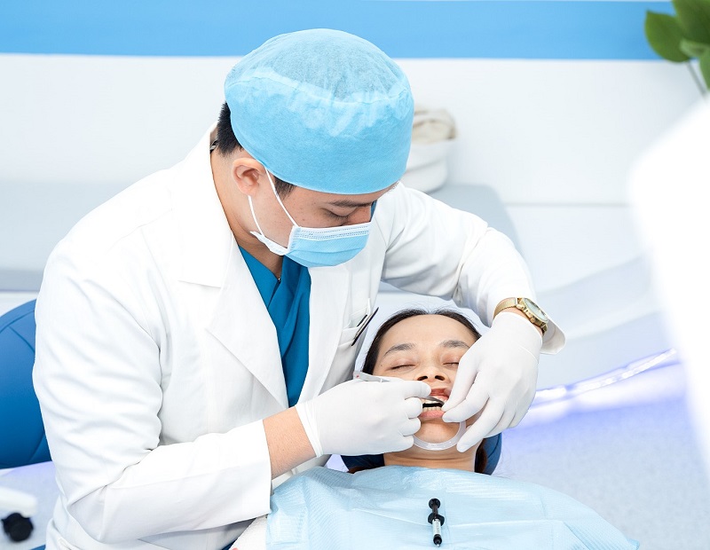 Bọc răng sứ Zirconia cần được thực hiện bởi các bác sĩ có chuyên môn cao tại các cơ sở nha khoa uy tín