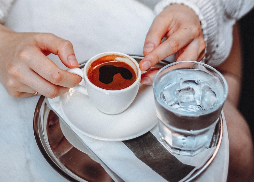 Không nên sử dụng thực phẩm sẫm màu như cà phê, socola, trà,... sau khi bọc răng sứ